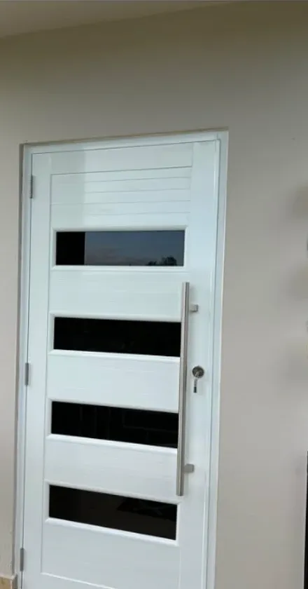 Después: puerta blanca moderna con franjas de cristal